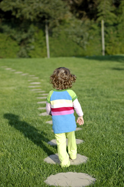 一个儿童走在田间小路