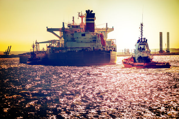 大型油轮货轮港口轮船塔吊摄影