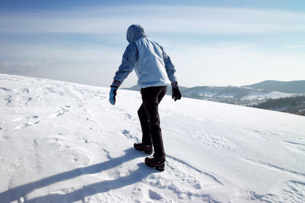 行走在雪地中的人
