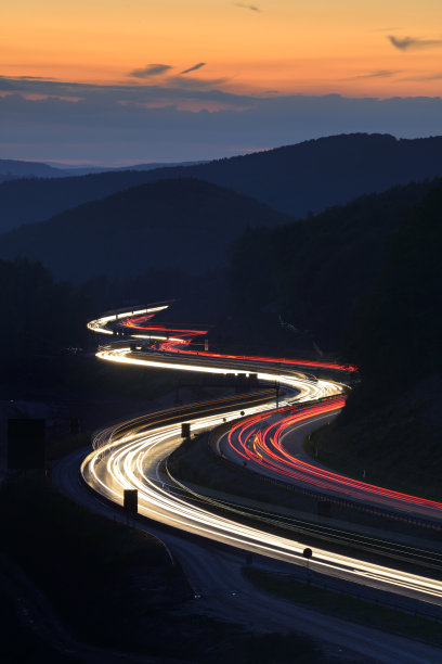 夜幕下的高速公路