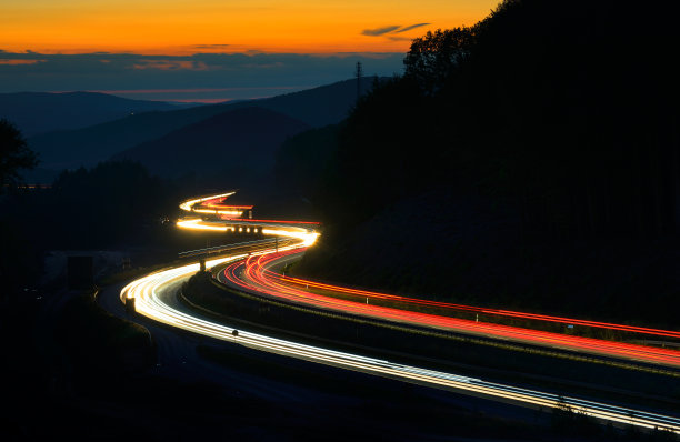 夜幕下的高速公路