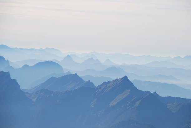 云雾缭绕的高山山脉