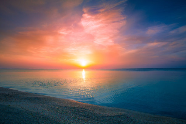 海平面的夕阳残阳