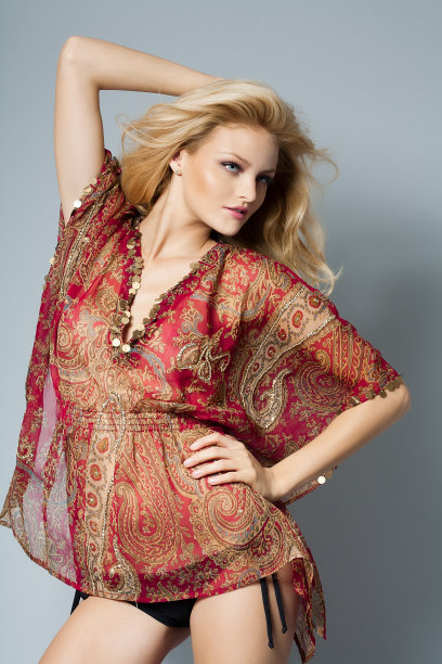 红衣图案优雅美人