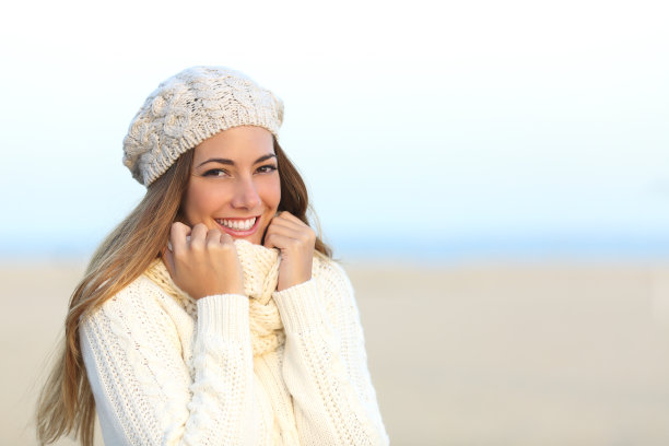 冬天海滩上微笑的女人的肖像