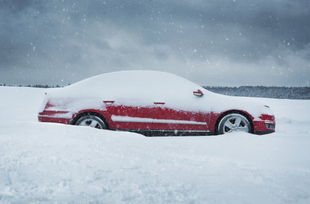 雪花覆盖汽车
