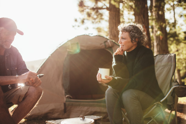 中老年人在露营地喝茶聊天