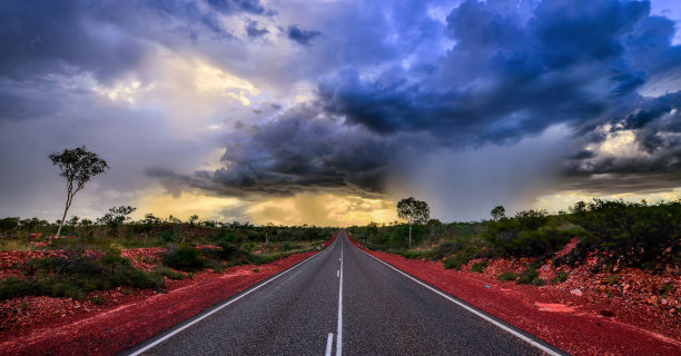 雨天的乡村道路美景