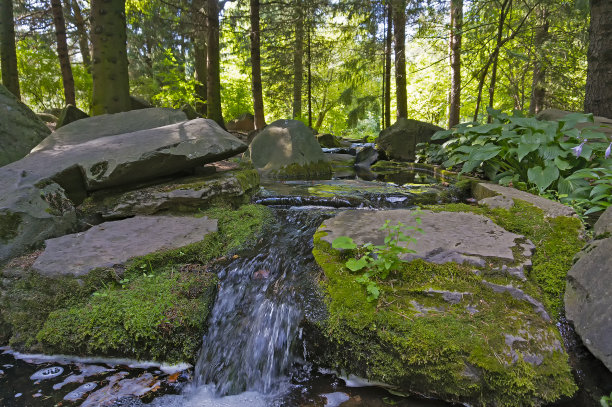 夏季户外大山里流淌的溪流