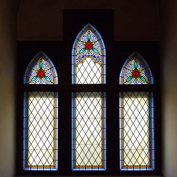 教堂窗户彩色玻璃