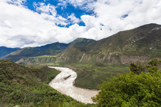 雅鲁藏布江峡谷