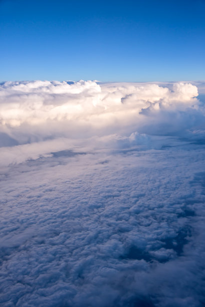 飞机舷窗高空云层美景