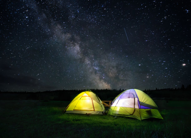 在山野星空下露营