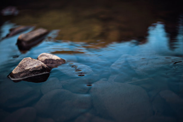 小溪流水