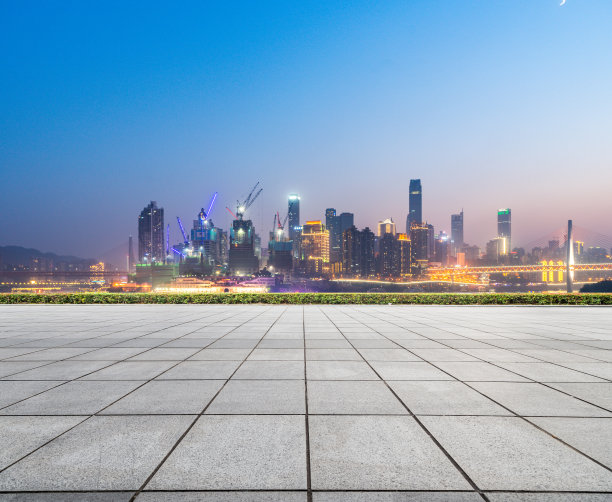 空旷的广场和重庆的城市天际线