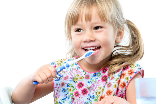 小女孩在刷牙齿