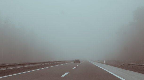 公路 雾