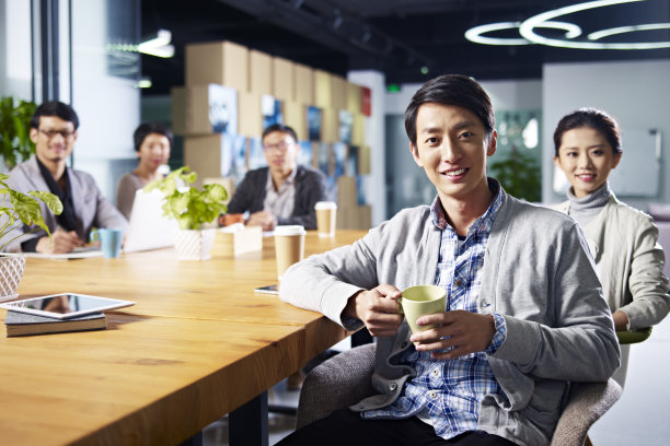 亚洲年轻商人与合作伙伴在办公室工作。