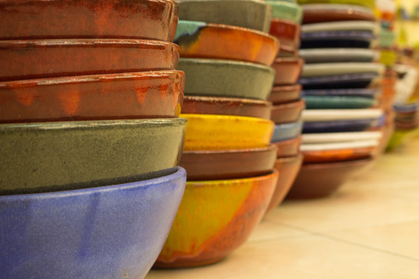 许多陶瓷碗