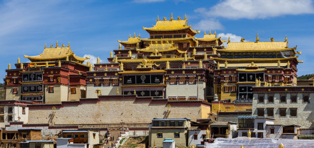 松赞林寺全景