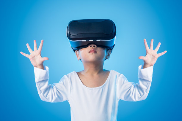 孩子看虚拟现实模拟器