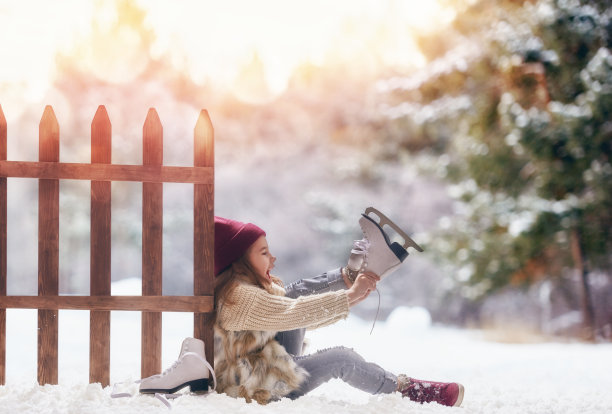行走在雪地中的人