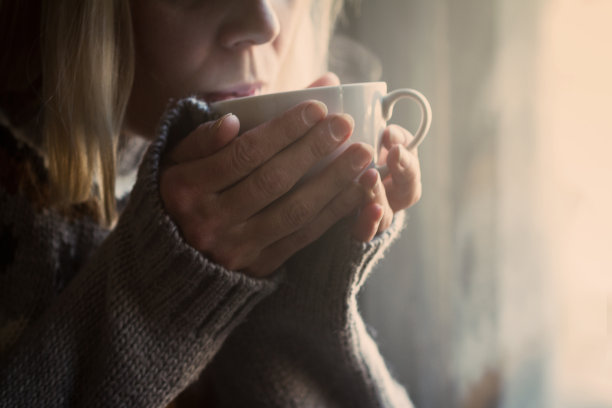 女人手持一杯咖啡