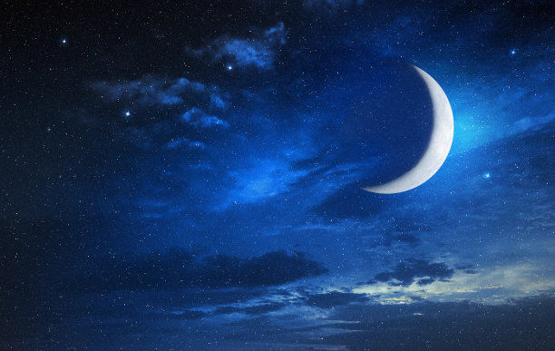 夜晚云朵中的月亮