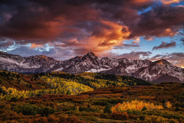 夕阳下的大山风景