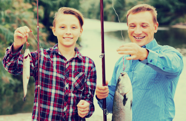 拿着鱼竿的小男孩和父亲