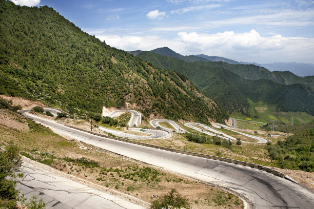 弯曲的大山公路