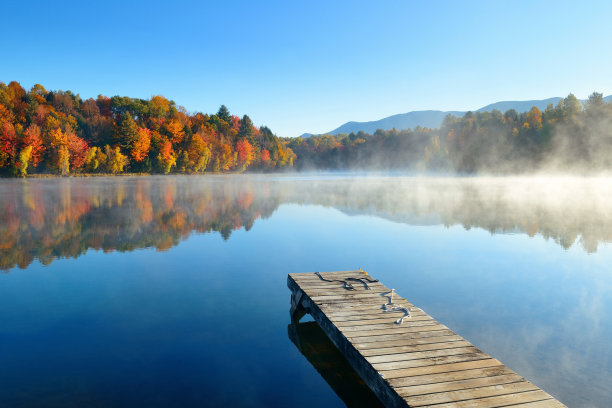秋天的湖景