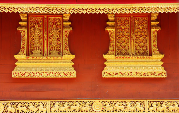 寺庙黄墙木窗