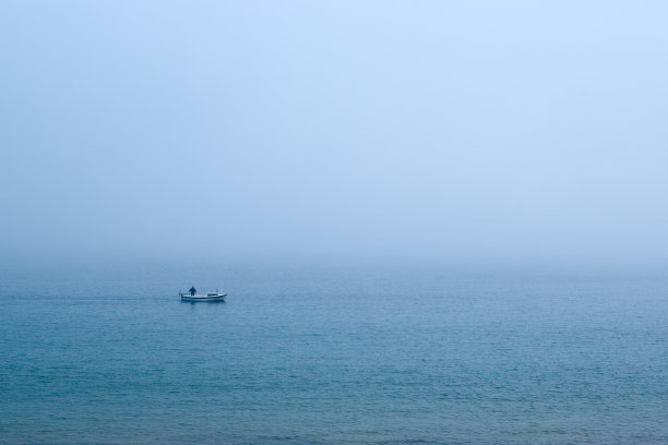 雾气中的快艇
