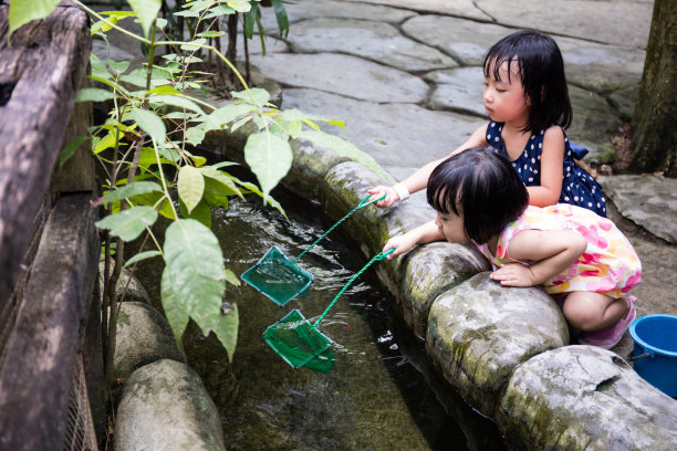 捞鱼小孩