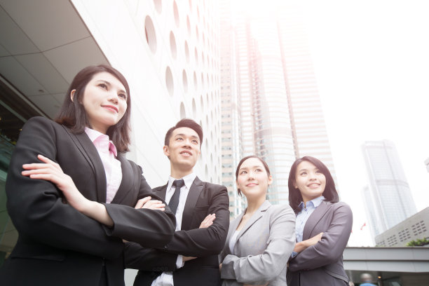 亚洲年轻商人与合作伙伴在办公室工作。