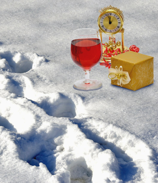 雪地上的红酒