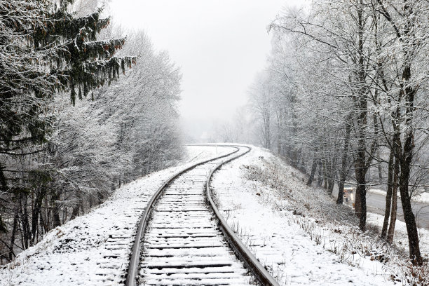雪地里的铁轨