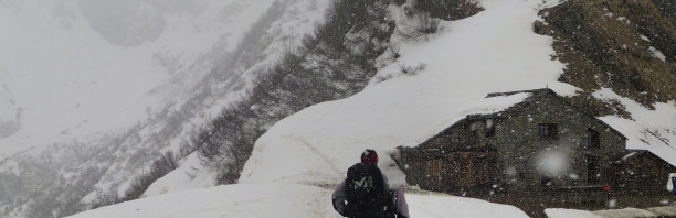 独自穿越冰天雪地的高山