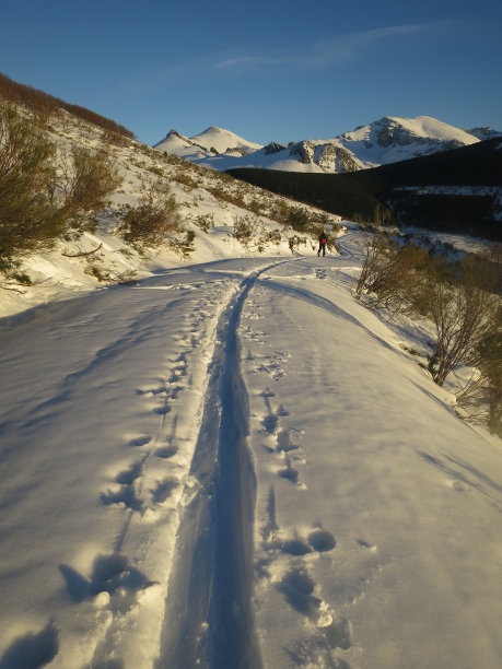 独自穿越冰天雪地的高山