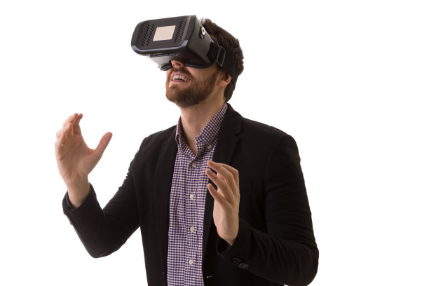 体验虚拟现实设备的男子