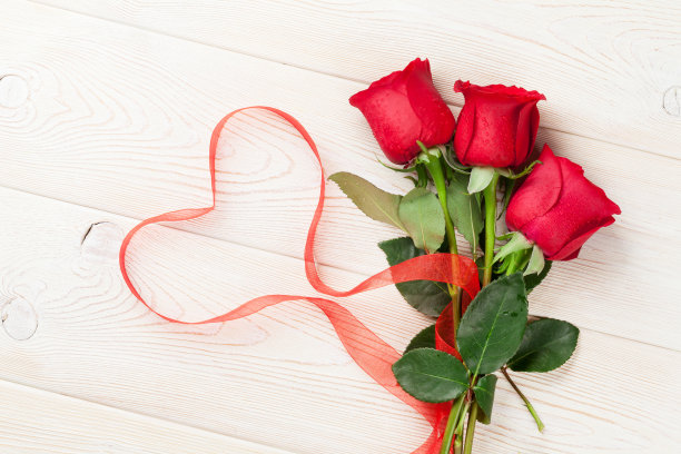 木板上的红色玫瑰花红色花瓣
