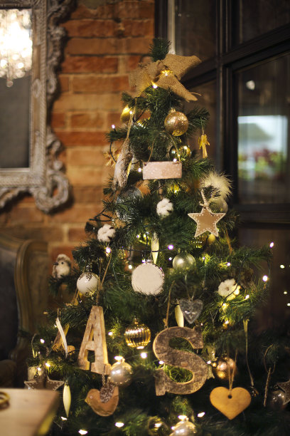 复古装饰品,红色和金色颜色