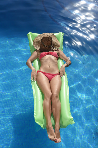 躺在充气垫上享受日光浴的女人