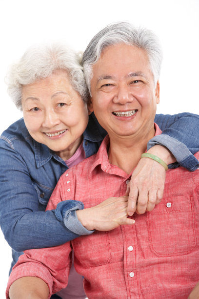 亚洲老年夫妇相互拥抱的肖像。