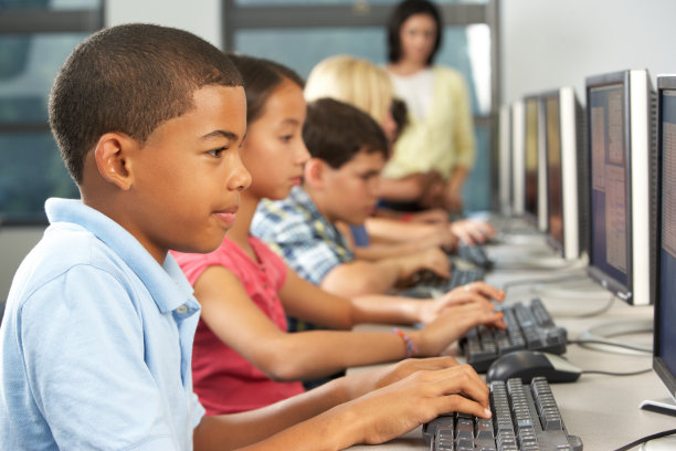 学生在学校课堂上使用电脑