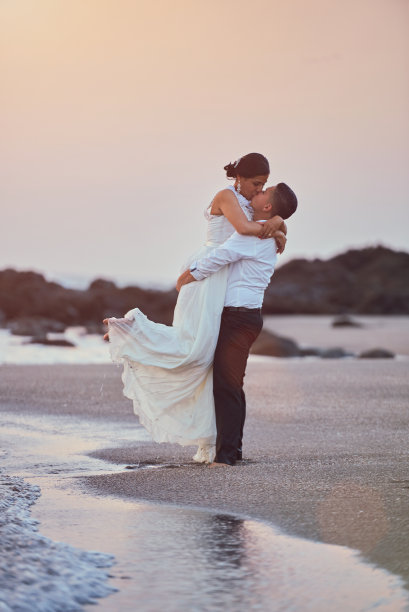 在海边拥抱的年轻夫妇