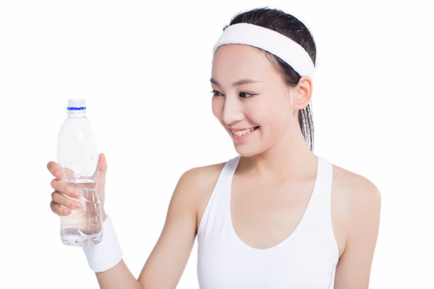 健身中国女人喝水