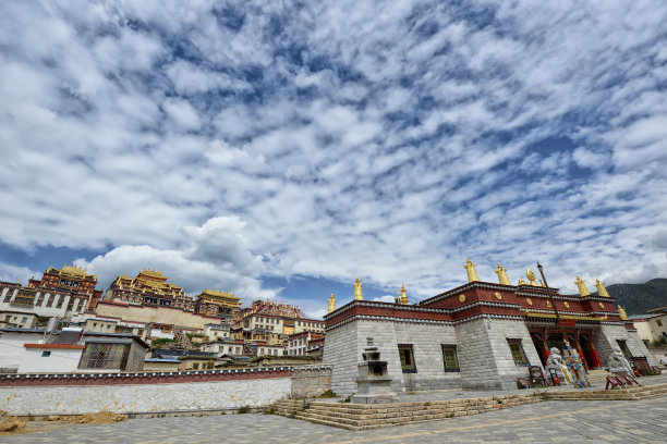 松赞林寺全景