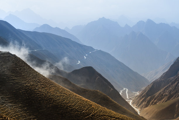 弯曲的大山公路